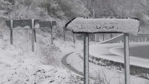 Nieve en la localidad de El Castro, limítrofe con Galicia. Fotos: César Sánchez