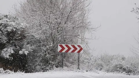 Nieve en la localidad de El Castro, limítrofe con Galicia. Fotos: César Sánchez