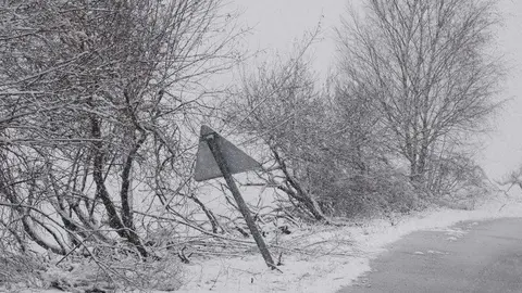 Nieve en la localidad de El Castro, limítrofe con Galicia. Fotos: César Sánchez