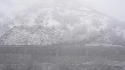 Nieve en la localidad de El Castro, limítrofe con Galicia. Fotos: César Sánchez