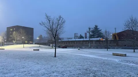 Nieve en la zona del Palacio de Congresos y Exposiciones. Foto: Silvia García.