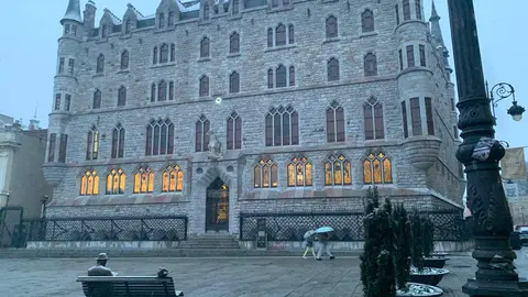 Nieve en la Casa de Botines de León este miércoles. Foto: A.F.R.