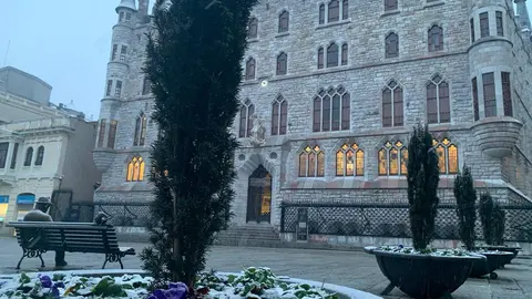 Nieve en la Casa de Botines de León este miércoles. Foto: A.F.R.