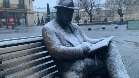 Nieve en la Casa de Botines de León este miércoles. Foto: A.F.R.