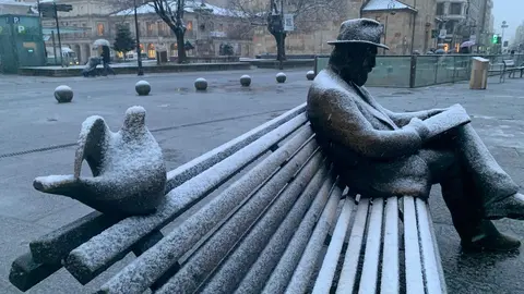 Nieve en la Casa de Botines de León este miércoles. Foto: A.F.R.