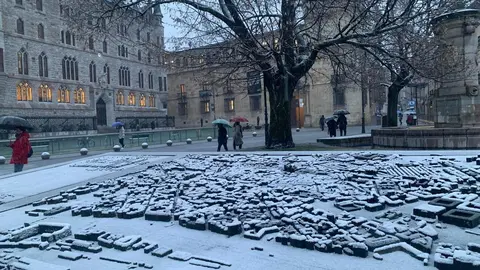 Nieve en la Casa de Botines de León este miércoles. Foto: A.F.R.