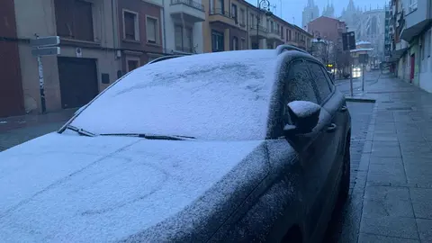 Nieve en las calles de León este miércoles. Foto: A.F.R.