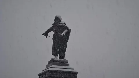 La nieve cae sin descanso desde primera hora de la mañana en la capital, complica seriamente la circulación urbana y obliga a mantener activado un amplio dispositivo municipal, mientras la provincia sigue bajo avisos y restricciones al tráfico. Fotos: Heraldo de León