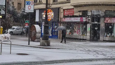 La nieve cae sin descanso desde primera hora de la mañana en la capital, complica seriamente la circulación urbana y obliga a mantener activado un amplio dispositivo municipal, mientras la provincia sigue bajo avisos y restricciones al tráfico. Fotos: Heraldo de León