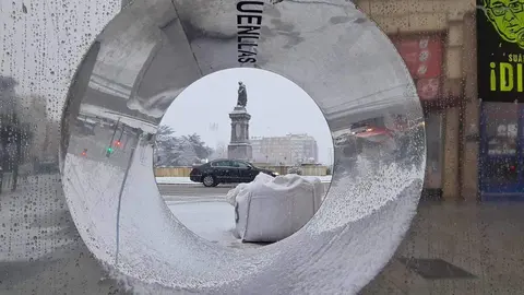 La nieve cae sin descanso desde primera hora de la mañana en la capital, complica seriamente la circulación urbana y obliga a mantener activado un amplio dispositivo municipal, mientras la provincia sigue bajo avisos y restricciones al tráfico. Fotos: Heraldo de León