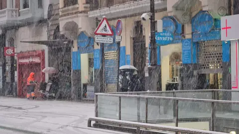 La nieve cae sin descanso desde primera hora de la mañana en la capital, complica seriamente la circulación urbana y obliga a mantener activado un amplio dispositivo municipal, mientras la provincia sigue bajo avisos y restricciones al tráfico. Fotos: Heraldo de León