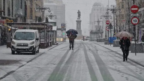 La nieve cae sin descanso desde primera hora de la mañana en la capital, complica seriamente la circulación urbana y obliga a mantener activado un amplio dispositivo municipal, mientras la provincia sigue bajo avisos y restricciones al tráfico. Fotos: Heraldo de León