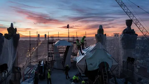 El vidrio fabricado por Tvitec será el gran protagonista visual del mirador de la Sagrada Familia de Barcelona, situado a más de 170 metros de altura, y desde el que se podrá contemplar la ciudad. Las obras del espectacular templo diseñado por Antonio Gaudí están a punto de culminar. Foto: Sagrada Familia.