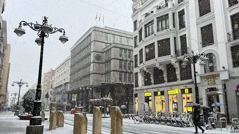 La nieve cae sin descanso desde primera hora de la mañana en la capital, complica seriamente la circulación urbana y obliga a mantener activado un amplio dispositivo municipal, mientras la provincia sigue bajo avisos y restricciones al tráfico. Fotos: Heraldo de León