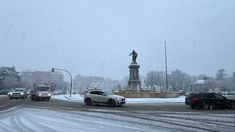 La nieve cae sin descanso desde primera hora de la mañana en la capital, complica seriamente la circulación urbana y obliga a mantener activado un amplio dispositivo municipal, mientras la provincia sigue bajo avisos y restricciones al tráfico. Fotos: Heraldo de León