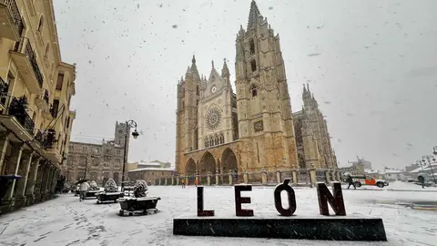 La nevada que desde primera hora ha sorprendido a los leoneses ha dejado estampas poco habituales en la ciudad. El fotógrafo de la agencia Ical, Carlos Campillo, ha inmortalizado ese momento.