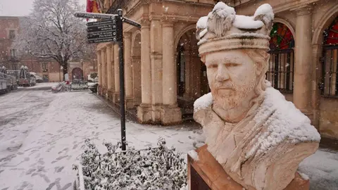 La nevada que desde primera hora ha sorprendido a los leoneses ha dejado estampas poco habituales en la ciudad. El fotógrafo de la agencia Ical, Carlos Campillo, ha inmortalizado ese momento.