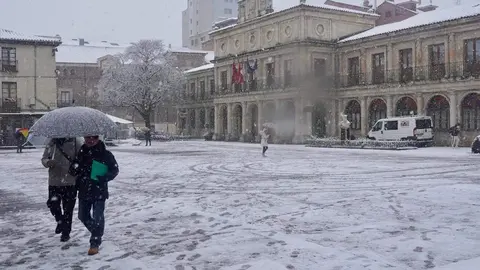 La nevada que desde primera hora ha sorprendido a los leoneses ha dejado estampas poco habituales en la ciudad. El fotógrafo de la agencia Ical, Carlos Campillo, ha inmortalizado ese momento.