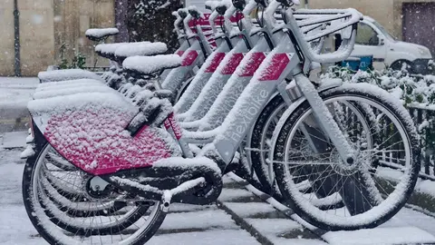 La nevada que desde primera hora ha sorprendido a los leoneses ha dejado estampas poco habituales en la ciudad. El fotógrafo de la agencia Ical, Carlos Campillo, ha inmortalizado ese momento.