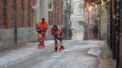 La nevada que desde primera hora ha sorprendido a los leoneses ha dejado estampas poco habituales en la ciudad. El fotógrafo de la agencia Ical, Carlos Campillo, ha inmortalizado ese momento.