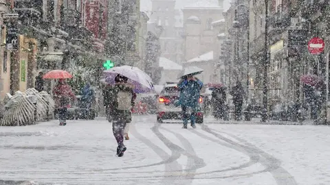 La nevada que desde primera hora ha sorprendido a los leoneses ha dejado estampas poco habituales en la ciudad. El fotógrafo de la agencia Ical, Carlos Campillo, ha inmortalizado ese momento.