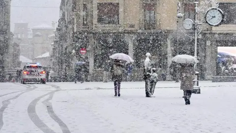 La nevada que desde primera hora ha sorprendido a los leoneses ha dejado estampas poco habituales en la ciudad. El fotógrafo de la agencia Ical, Carlos Campillo, ha inmortalizado ese momento.