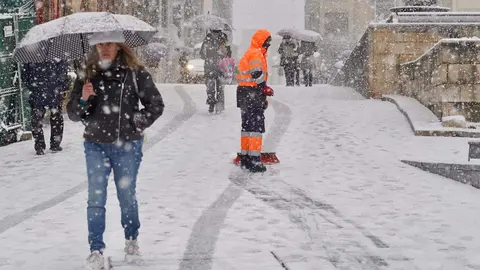 La nevada que desde primera hora ha sorprendido a los leoneses ha dejado estampas poco habituales en la ciudad. El fotógrafo de la agencia Ical, Carlos Campillo, ha inmortalizado ese momento.