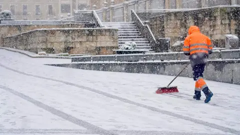 La nevada que desde primera hora ha sorprendido a los leoneses ha dejado estampas poco habituales en la ciudad. El fotógrafo de la agencia Ical, Carlos Campillo, ha inmortalizado ese momento.