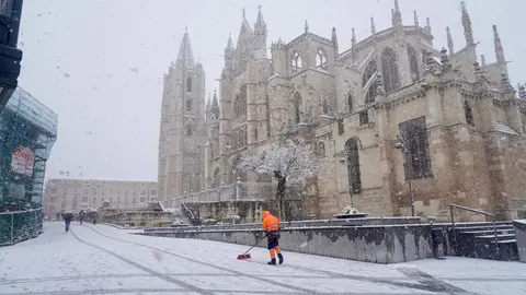 La nevada que desde primera hora ha sorprendido a los leoneses ha dejado estampas poco habituales en la ciudad. El fotógrafo de la agencia Ical, Carlos Campillo, ha inmortalizado ese momento.