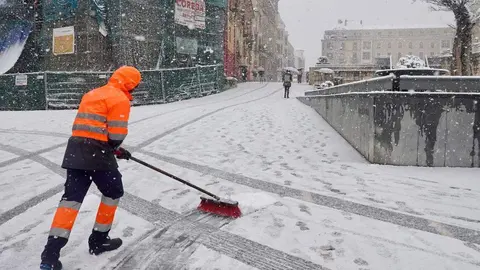 La nevada que desde primera hora ha sorprendido a los leoneses ha dejado estampas poco habituales en la ciudad. El fotógrafo de la agencia Ical, Carlos Campillo, ha inmortalizado ese momento.