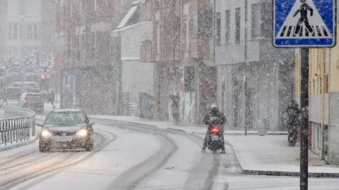 La nevada que desde primera hora ha sorprendido a los leoneses ha dejado estampas poco habituales en la ciudad. El fotógrafo de la agencia Ical, Carlos Campillo, ha inmortalizado ese momento.