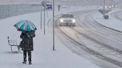 La nevada que desde primera hora ha sorprendido a los leoneses ha dejado estampas poco habituales en la ciudad. El fotógrafo de la agencia Ical, Carlos Campillo, ha inmortalizado ese momento.