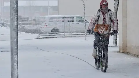 La nevada que desde primera hora ha sorprendido a los leoneses ha dejado estampas poco habituales en la ciudad. El fotógrafo de la agencia Ical, Carlos Campillo, ha inmortalizado ese momento.