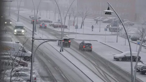 La nevada que desde primera hora ha sorprendido a los leoneses ha dejado estampas poco habituales en la ciudad. El fotógrafo de la agencia Ical, Carlos Campillo, ha inmortalizado ese momento.