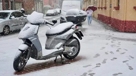 La nevada que desde primera hora ha sorprendido a los leoneses ha dejado estampas poco habituales en la ciudad. El fotógrafo de la agencia Ical, Carlos Campillo, ha inmortalizado ese momento.