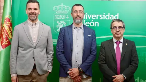 El vicerrector de Investigación y Transferencia, Santiago Gutiérrez, y el director del Instituto de Biología Molecular, Genómica y Proteómica, Hugo Mélida, acompañan al nuevo investigador Ramón y Cajal de la Universidad de León, Isidro Abreu Sánchez, en la presentación de una investigación financiada por la Fundación Gates para combatir la anemia. Foto: Campillo.