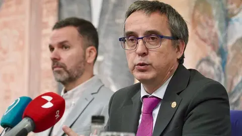 El vicerrector de Investigación y Transferencia, Santiago Gutiérrez, y el director del Instituto de Biología Molecular, Genómica y Proteómica, Hugo Mélida, acompañan al nuevo investigador Ramón y Cajal de la Universidad de León, Isidro Abreu Sánchez, en la presentación de una investigación financiada por la Fundación Gates para combatir la anemia. Foto: Campillo.