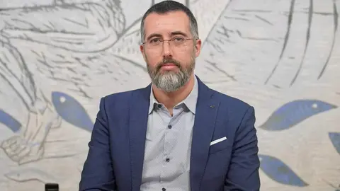 El vicerrector de Investigación y Transferencia, Santiago Gutiérrez, y el director del Instituto de Biología Molecular, Genómica y Proteómica, Hugo Mélida, acompañan al nuevo investigador Ramón y Cajal de la Universidad de León, Isidro Abreu Sánchez, en la presentación de una investigación financiada por la Fundación Gates para combatir la anemia. Foto: Campillo.