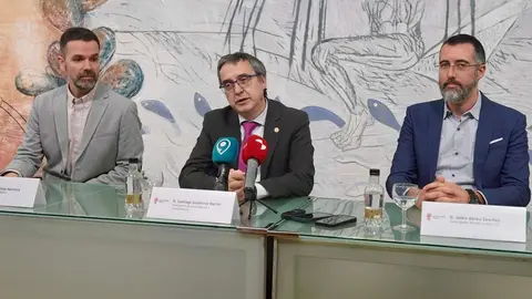 El vicerrector de Investigación y Transferencia, Santiago Gutiérrez, y el director del Instituto de Biología Molecular, Genómica y Proteómica, Hugo Mélida, acompañan al nuevo investigador Ramón y Cajal de la Universidad de León, Isidro Abreu Sánchez, en la presentación de una investigación financiada por la Fundación Gates para combatir la anemia. Foto: Campillo.