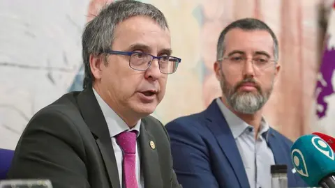 El vicerrector de Investigación y Transferencia, Santiago Gutiérrez, y el director del Instituto de Biología Molecular, Genómica y Proteómica, Hugo Mélida, acompañan al nuevo investigador Ramón y Cajal de la Universidad de León, Isidro Abreu Sánchez, en la presentación de una investigación financiada por la Fundación Gates para combatir la anemia. Foto: Campillo.