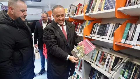 El presidente de la Diputación, Gerardo Álvarez Courel y el diputado de Cultura, celebran el Día del Bibliobús en la capital leonesa. Foto: Campillo.