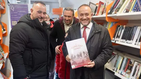 El presidente de la Diputación, Gerardo Álvarez Courel y el diputado de Cultura, celebran el Día del Bibliobús en la capital leonesa. Foto: Campillo.