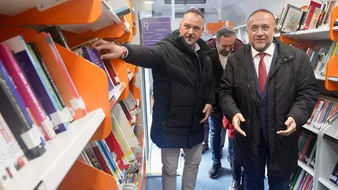 El presidente de la Diputación, Gerardo Álvarez Courel y el diputado de Cultura, celebran el Día del Bibliobús en la capital leonesa. Foto: Campillo.
