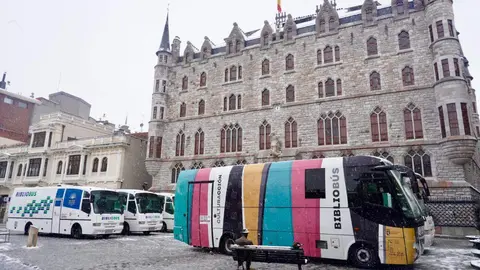 El presidente de la Diputación, Gerardo Álvarez Courel y el diputado de Cultura, celebran el Día del Bibliobús en la capital leonesa. Foto: Campillo.