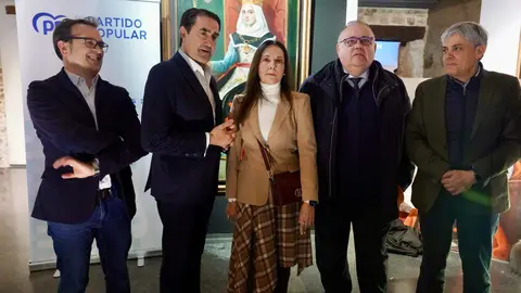 El presidente provincial del Partido Popular de León, Juan Carlos Suárez-Quiñones, presenta a la nueva cabeza de lista a las Cortes por León, Maria José Álvarez, y mantiene un encuentro con alcaldes, portavoces y simpatizantes acompañado por el consejero de Sanidad, Alejandro Vázquez. Foto: Campillo