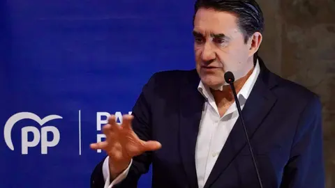 El presidente provincial del Partido Popular de León, Juan Carlos Suárez-Quiñones, presenta a la nueva cabeza de lista a las Cortes por León, Maria José Álvarez, y mantiene un encuentro con alcaldes, portavoces y simpatizantes acompañado por el consejero de Sanidad, Alejandro Vázquez. Foto: Campillo