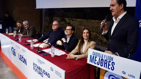 El presidente provincial del Partido Popular de León, Juan Carlos Suárez-Quiñones, presenta a la nueva cabeza de lista a las Cortes por León, Maria José Álvarez, y mantiene un encuentro con alcaldes, portavoces y simpatizantes acompañado por el consejero de Sanidad, Alejandro Vázquez. Foto: Campillo