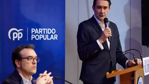 El presidente provincial del Partido Popular de León, Juan Carlos Suárez-Quiñones, presenta a la nueva cabeza de lista a las Cortes por León, Maria José Álvarez, y mantiene un encuentro con alcaldes, portavoces y simpatizantes acompañado por el consejero de Sanidad, Alejandro Vázquez. Foto: Campillo