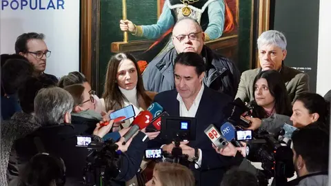 El presidente provincial del Partido Popular de León, Juan Carlos Suárez-Quiñones, presenta a la nueva cabeza de lista a las Cortes por León, Maria José Álvarez, y mantiene un encuentro con alcaldes, portavoces y simpatizantes acompañado por el consejero de Sanidad, Alejandro Vázquez. Foto: Campillo