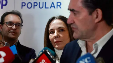 El presidente provincial del Partido Popular de León, Juan Carlos Suárez-Quiñones, presenta a la nueva cabeza de lista a las Cortes por León, Maria José Álvarez, y mantiene un encuentro con alcaldes, portavoces y simpatizantes acompañado por el consejero de Sanidad, Alejandro Vázquez. Foto: Campillo